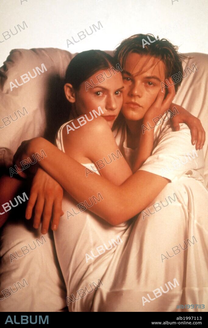 CLAIRE DANES et di caprio. CLAIRE DANES et Leonardo DiCaprio dans ROMEO + JULIET, 1996, réalisé par BAZ LUHRMANN. Copyright 20TH CENTURY FOX.