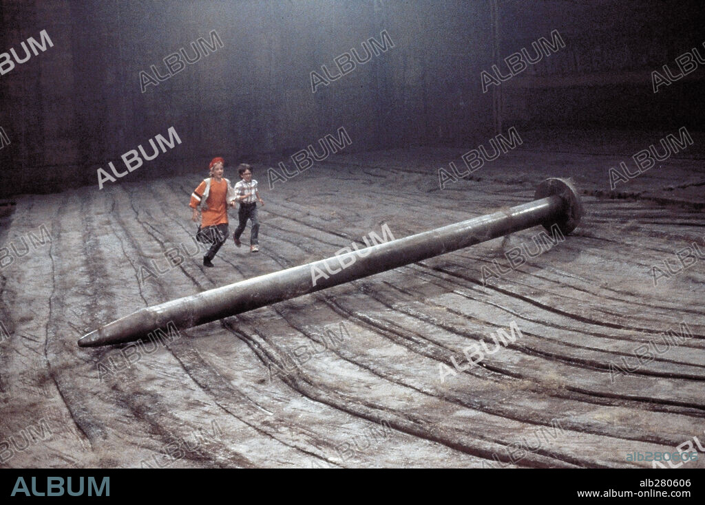 CARIÑO, HE ENCOGIDO A LOS NIÑOS, 1989 (HONEY, I SHRUNK THE KIDS), dirigida por JOE JOHNSTON. Copyright DISNEY.