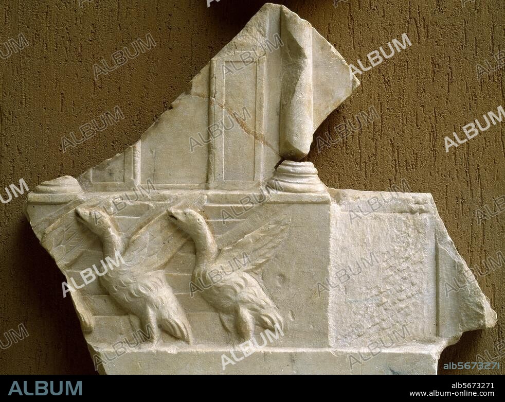 Skulptur, römisch. Die kapitolinischen Gänse vor dem Tempel der Juno Moneta auf dem Kapitol in Rom, die der Sage nach durch ihr Geschnatter die Erstürmung der Stadt durch die Gallier 387 v. Chr. vereitelten und als heilige Tiere im Tempel gehütet wurden. Relief. Ostia, Museo Ostiense.
