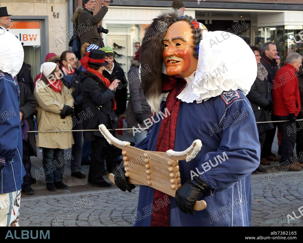 Stachi mit Surhebel-Scheme. Narren beim historischen Umzug bei der schwäbisch-alemannische Fasnet Villingen. Straßenszene, Foto. Villingen Baden-Württemberg.
