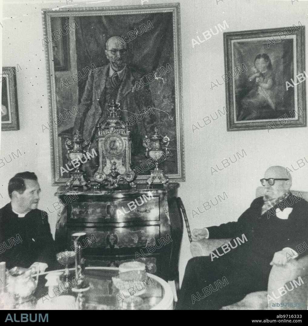 1960 (CA.). Mexico. León Felipe with Father Félix García.