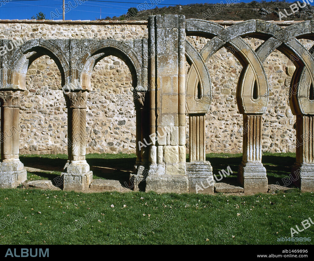 ARTE ROMANICO. ESPAÑA. SAN JUAN DE DUERO. Vista del claustro del s. XIII, perteneciente al antiguo monasterio de la Orden de los Templarios. En él se encuentran elementos del Románico, del Gótico, del estilo mudejar e influencias orientales. SORIA. Castilla-León.