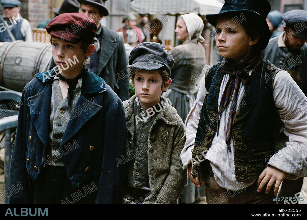 BARNEY CLARK, HARRY EDEN and LEWIS CHASE in OLIVER TWIST, 2005, directed by ROMAN POLANSKI. Copyright OLIVER TWIST PRODUCTIONS LLP / FERRANDIS, GUY.