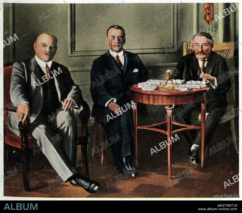 6 au 16 octobre 1925 : conference de Locarno, avec ici STRESEMANN, CHAMBERLAIN et BRIAND. Photographie tiree de l'album d'images allemand 'Die Nachkriegszeit 1918-1934'. Credit : Collection KHARBINE-TAPABOR.