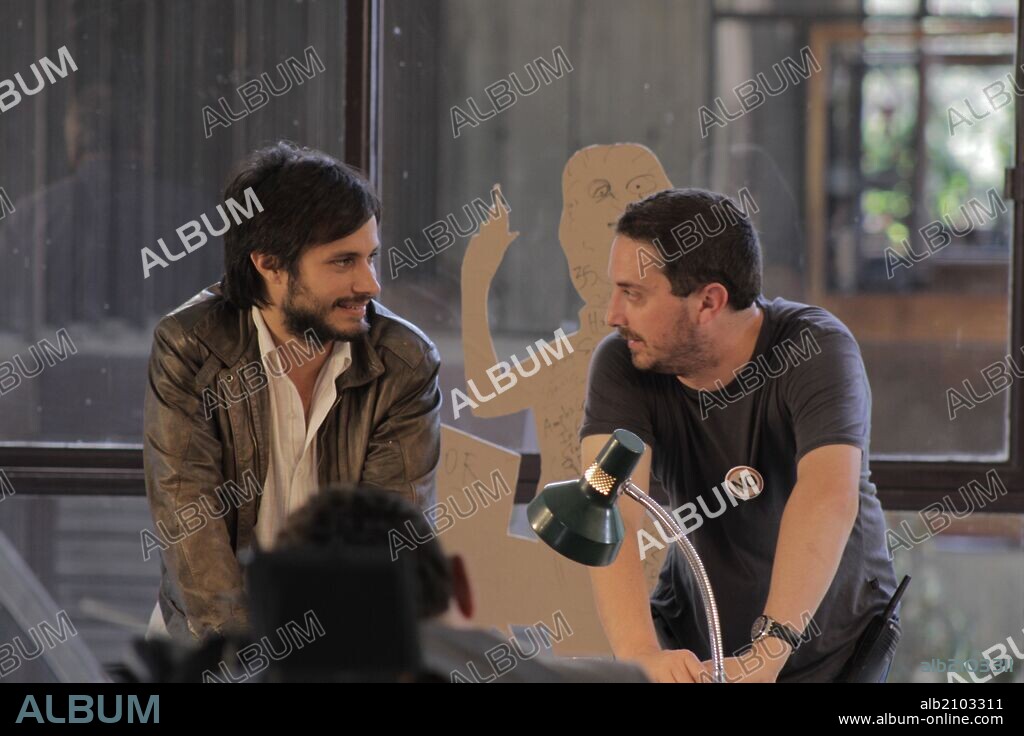 GAEL GARCIA BERNAL and PABLO LARRAIN in NO, 2012, directed by PABLO LARRAIN. Copyright FABULA.