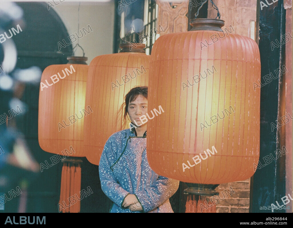 LI GONG in RAISE THE RED LANTERN, 1991 (DA HONG DENG LONG GAO GAO GUA), directed by YIMOU ZHANG. Copyright CENTURY COMMUNICATIONS/CHINA FILM/SALON FILMS/ERA INT.