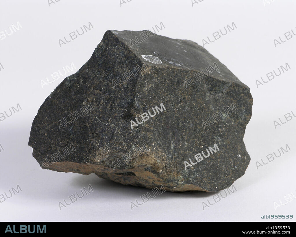 PERIDOTITA. Roca intrusiva ultrafémica derivada de diferenciación gravitatoria de magmas gábricos.
