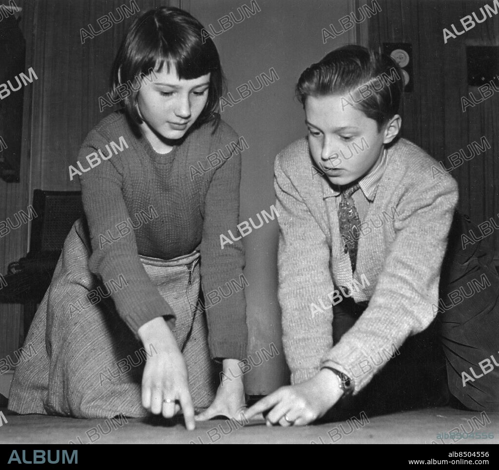 1950-02-28.. NALLE PUH. Barnprogram i radio av Bigi Rybrant efter A. A. Milnes barnbok.. Sänt 1950-02-28.. Här ses skådespelarna Monica Nielsen, som Nasse, och Lasse Sarri, som Nalle Puh.. Foto: Sören Hoffman / RiR / SVT / Kod: 5600. RiR sv/v. Mapp: Radio - Barnprogram Nalle Puh L2.