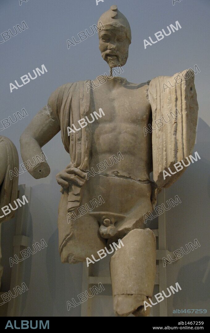 ARTE GRIEGO. GRECIA. S. V a. C. DECORACION DEL TEMPLO DE ZEUS en el Santuario de Olimpia. Esculturas en mármol de Paros que decoraban el FRONTON ESTE del templo. Fechadas hacia el año 460 a. C. Representación de ENOMAO. Museo Arqueológico de Olimpia. Provincia de Ilía. Región del Peloponeso. Grecia.