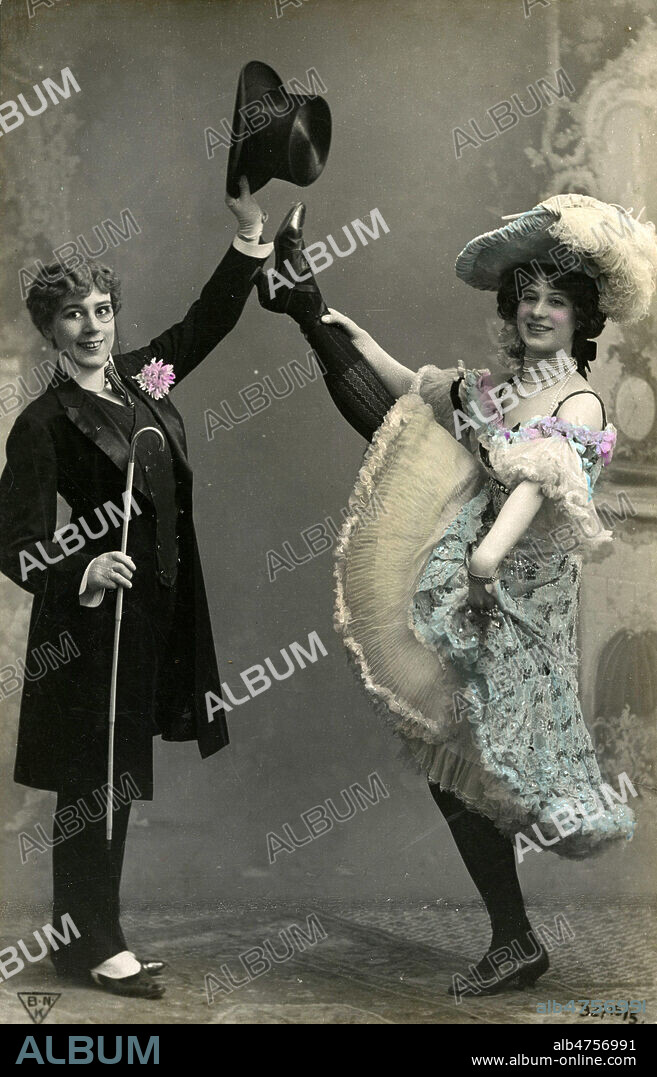 EMILIENNE d'ALENCON (a gauche en homme) et LIANE de POUGY (a droite)en danseuse et l'autre habillee en homme. Photographie anonyme pour une carte postale vers 1905. Credit : Collection IM/KHARBINE-TAPABOR.