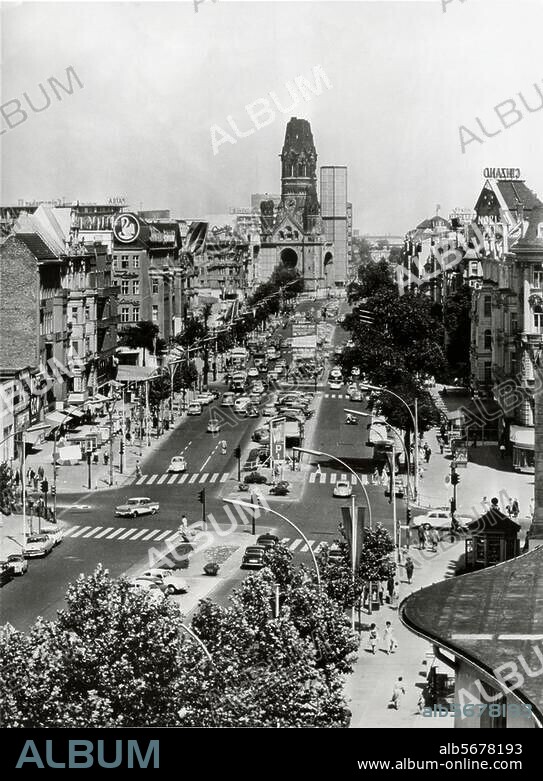 Berlin, borough of Charlottenburg, Kurfürstendamm. Kurfürstendamm / junction Uhlandstrase with view towards the Kaiser Wilhelm Memorial Church. Photo, June 1961.