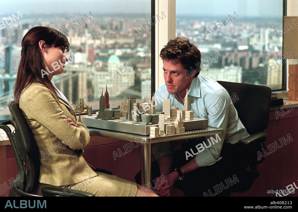 HUGH GRANT y SANDRA BULLOCK en AMOR CON PREAVISO, 2002 (TWO WEEKS NOTICE), dirigida por MARC LAWRENCE. Copyright WARNER BROS. PICTURES.