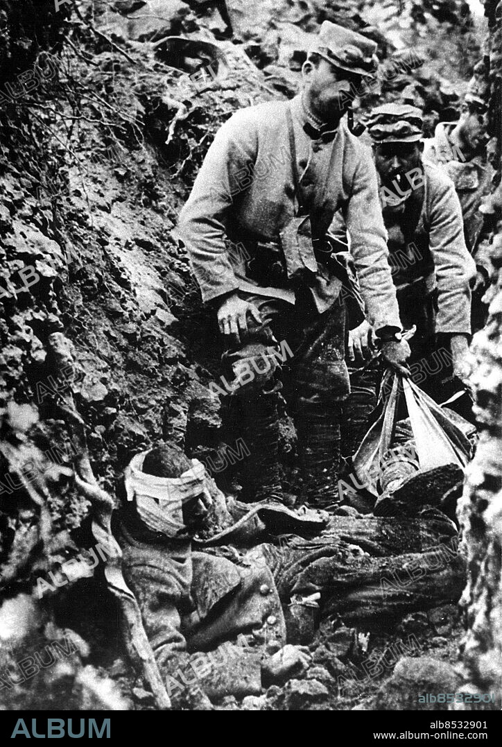 TO GO WITH AFP STORY BY FRAN BLANDY & PIERRE-MARIE GIRAUD. (FILES) - A picture taken during the first World War shows French soldiers taking care of wounded comrades in a trench. For three years during World War I, millions of soldiers holed up in a warren of trenches, fighting and dying in nightmarish conditions along a barely moving frontline. AFP PHOTO.