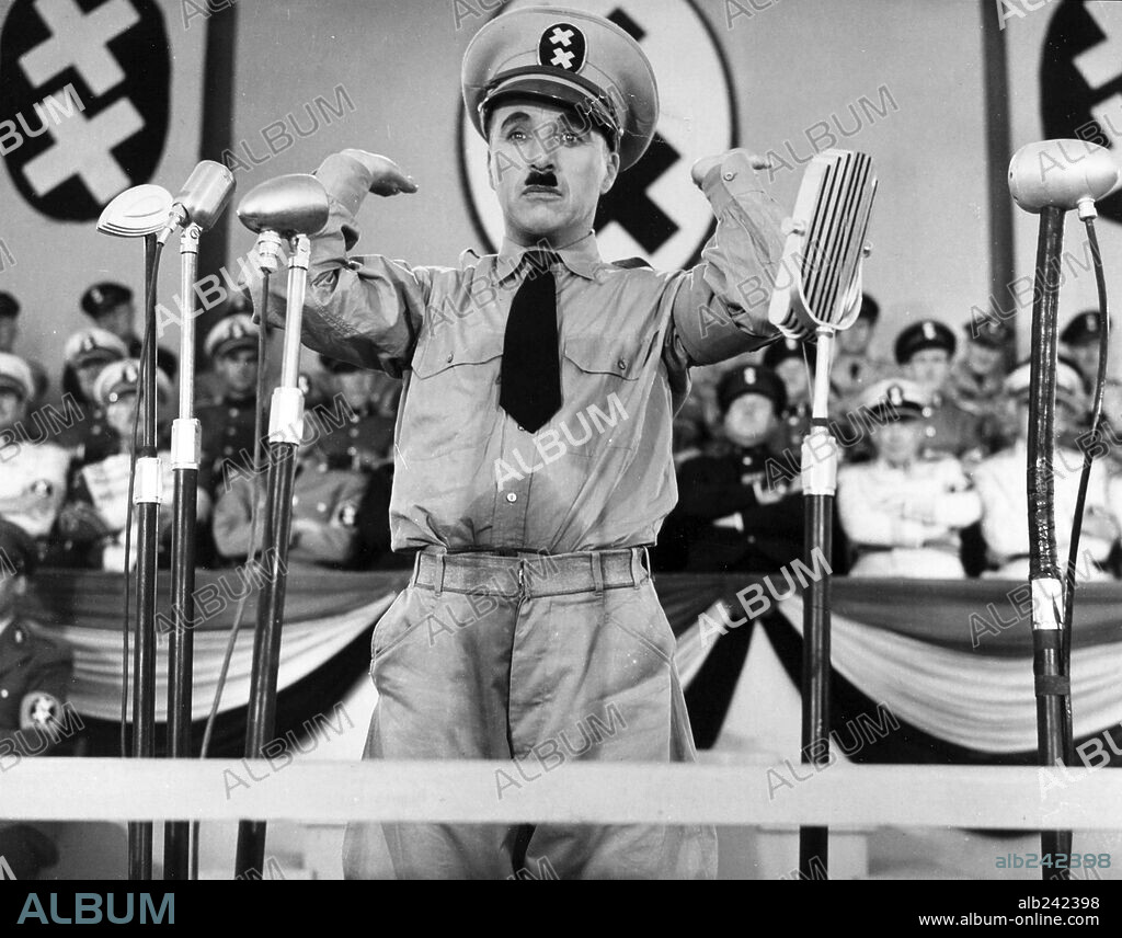 Adolf Hitler y Chaplin. CHARLIE CHAPLIN en EL GRAN DICTADOR, 1940 (THE GREAT DICTATOR), dirigida por CHARLES CHAPLIN. Copyright UNITED ARTISTS.