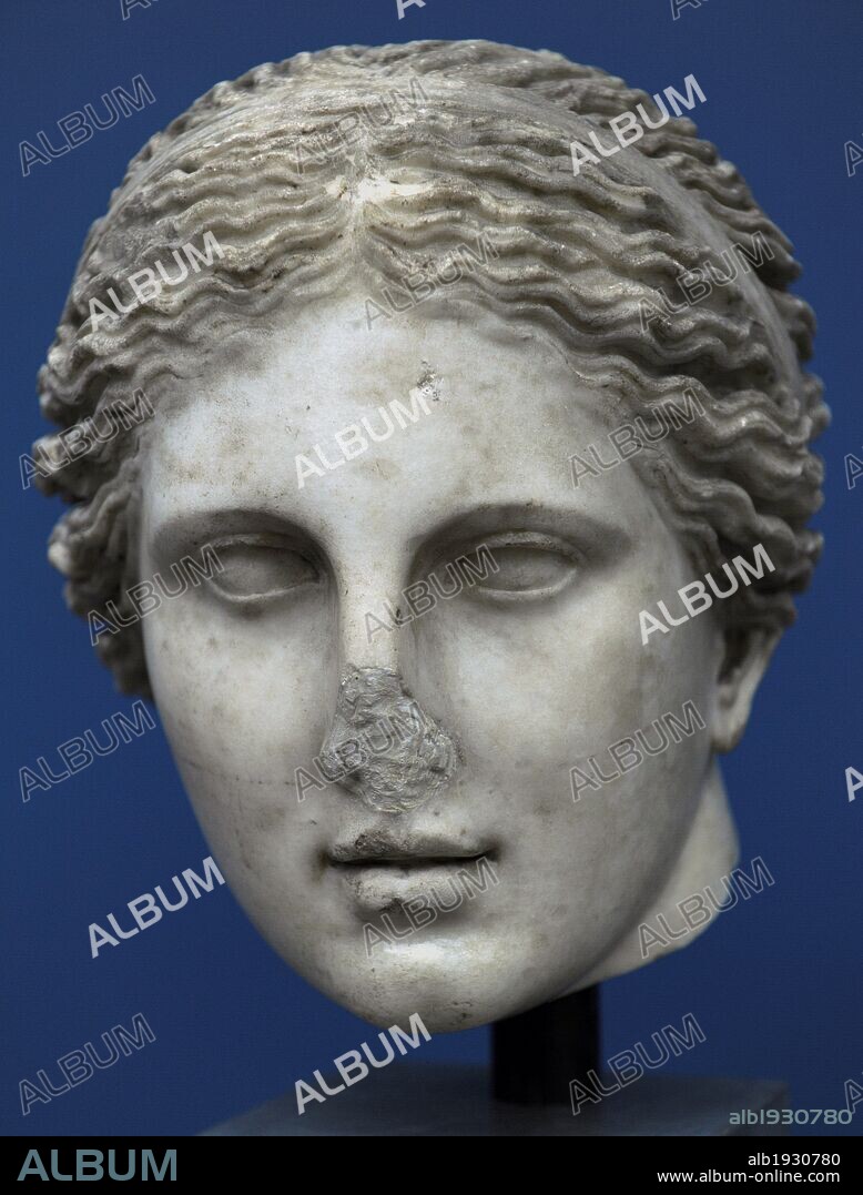 ARTE GRIEGO. GRECIA. Copia romana de un original griego. AFRODITA DE CNIDOS 0 "AFRODITA CNIDEA". Pieza procedente de Roma?. S. II d. C. Mármol. Copia de la Afrodita desnuda realizada por el escultor clásico Praxiteles (350 a. C.). Museo Carlsberg Glyptotek. Copenhague. Dinamarca. Norte Europa.