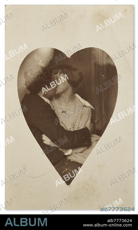 Junges Paar küsst sich. Foto undatiert, um 1920er Jahre. Amateuraufnahme (Fotograf unbekannt). Aus: privates Fotoalbum der Familie Bahnemann mit Amateuraufnahmen, um 1930. Fotos undatiert, zwischen 1910-1935. Berlin, Sammlung Archiv für Kunst und Geschichte.