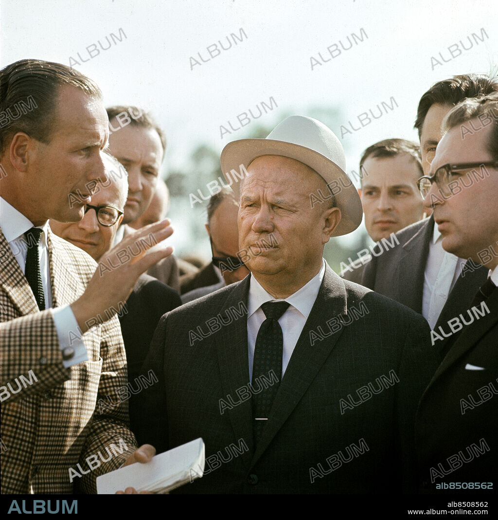 ARKIV 1964-06-25. Sovjetunionens regeringschef Nikita Chrusjtjov lyssnar till godsherren Bengt Weijber på Hagbyberga gård i Södermanland där sovjetledaren studerar svenskt lantbruk, i samband Chrusjtjovs officiella besök i Sverige 25:e juni 1964.. Foto: Jan Collsiöö / SCANPIX / Kod: 1001.
