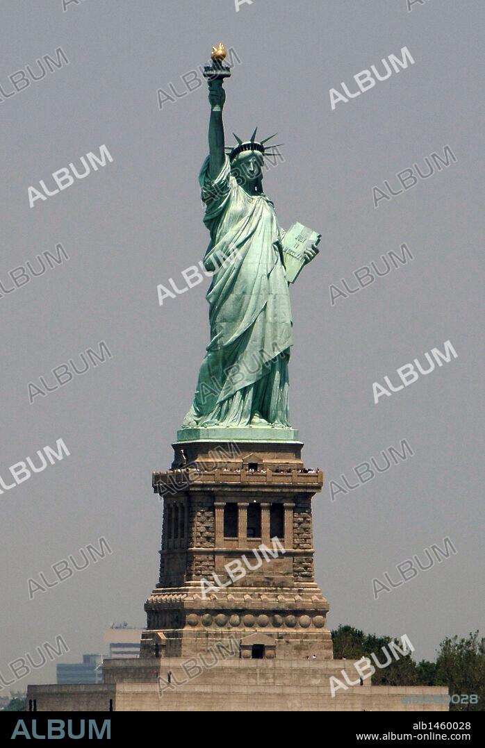 ESTADOS UNIDOS. NUEVA YORK. Vista de la ESTATUA DE LA LIBERTAD, realizada en bronce. Su diseño exterior es obra de Frederic Auguste BARTHOLDI y la estructura interna de Gustave EIFFEL. Construida en Paris y regalada la Nueva York, se instalo en 1886 en la Isla Ellis.