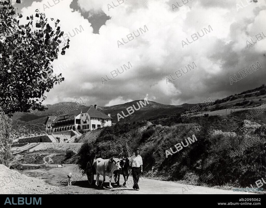 España. Castilla-León. Parador Nacional de Turismo en Riaño. Fotografía, año 1950.
