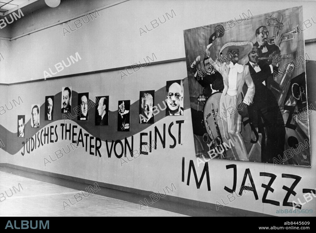Orig. bildtext... DIE AUSSTELLUNG ENTARTETE MUSIK IN DÜSSELDORF ERÖFFNET. Durch Staatsrat Ziegler wurde gestern in Dusseldorf die Ausstellung Entartete Musik eröffnet, die einen Schluss-strich unter eine Zeit zieht, die vom Untermenschentum und geistigen Trotteln in der Musik beherrscht wurde. Die schriftlichen und bildlichen Dokumente werden am lebendigsten durch Schallplatten-Proben illustriert, mit denen die eifrigen Besucher der Ausstellung ein Konzert von hysterischen Singstimmen, knatternden Rhytmen und instrumentalen Lärmstücken aufführen können. U.B.: Blick in die Austtellung Entartete Musik. Anm. Judisches Theater von einst im Jazz- Rasism CD127 sites: TYSKLAND ;DÜSSELDORF.