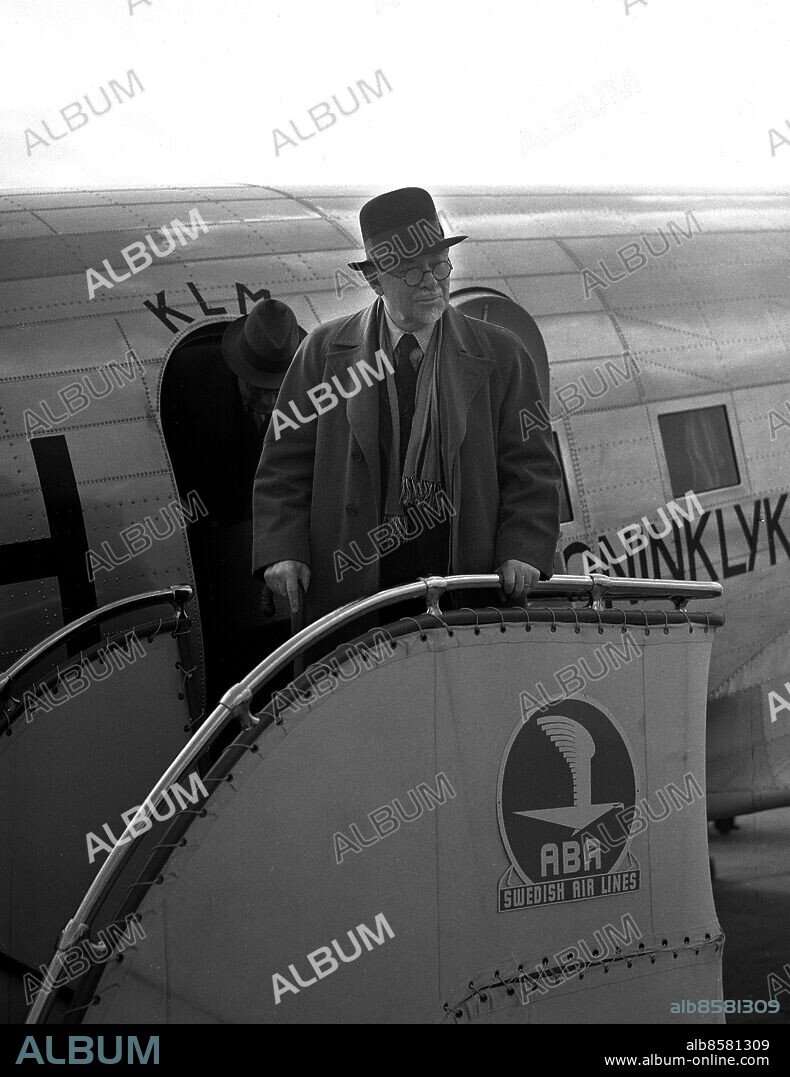 ARKIV 1938. Konstnären och författaren Albert Engström (1869-1940) anländer till Bromma med en DC3:a.. Swedish painter and writer Albert Engström arrives to Bromma Airport.. Foto: TT Historical/1900. SCANPIX SWEDEN.