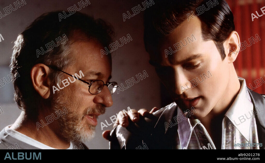 JUDE LAW und STEVEN SPIELBERG in A.I. - KÜNSTLICHE INTELLIGENZ, 2001 (A. I. ARTIFICIAL INTELLIGENCE), unter der Regie von STEVEN SPIELBERG. Copyright WARNER BROS. PICTURES.