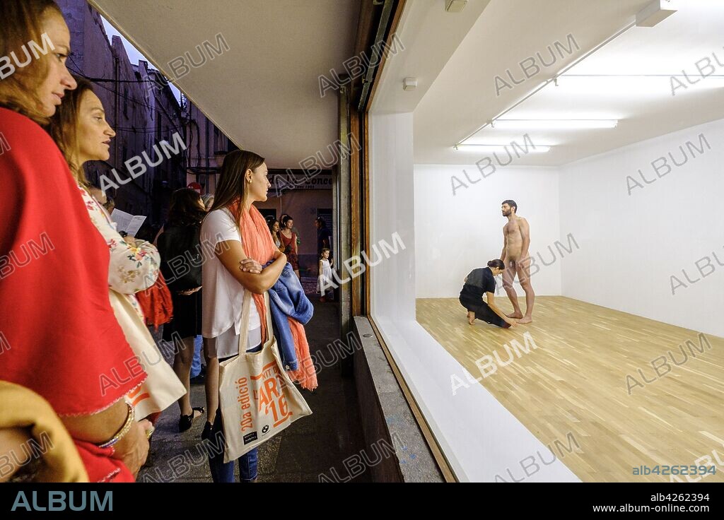 L21 GALLERY, performance , lenguaje-prologo, , Nit de l Art, Palma, Mallorca, balearic islands, spain, europe.
