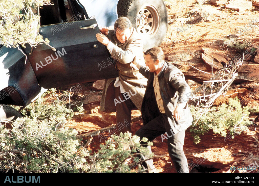CHARLES GRODIN and ROBERT DE NIRO in MIDNIGHT RUN, 1988, directed by MARTIN BREST. Copyright UNIVERSAL PICTURES.