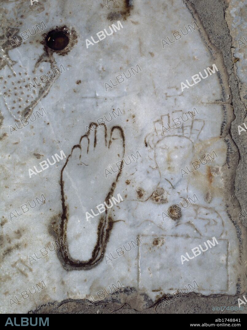 ARTE ROMANO. ASIA MENOR. Detalle de una losa de mármol grabada con el dibujo de una mujer, un pie izquierdo y un corazón, indicativo y simbología de la presencia cercana una casa pública o prostíbulo (LUPANARE). VIA DEL MARMOL. CIUDAD DE EFESO. Península Anatólica. TURQUIA.