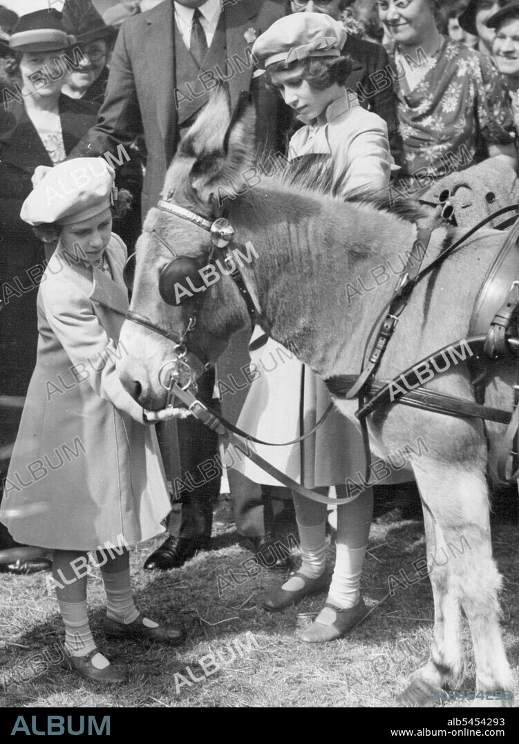 Princesses Make Friends With Pit Ponies Princess Elizabeth watching her sister, Princess Margaret Rose, feeding sugar to one of the pit ponies at the royal Agricultural Society's centenary show, held in Windsor Great Park. The pit ponies work in England's coal mines. July 8, 1939. (Photo by Keystone Press Agency Limited).