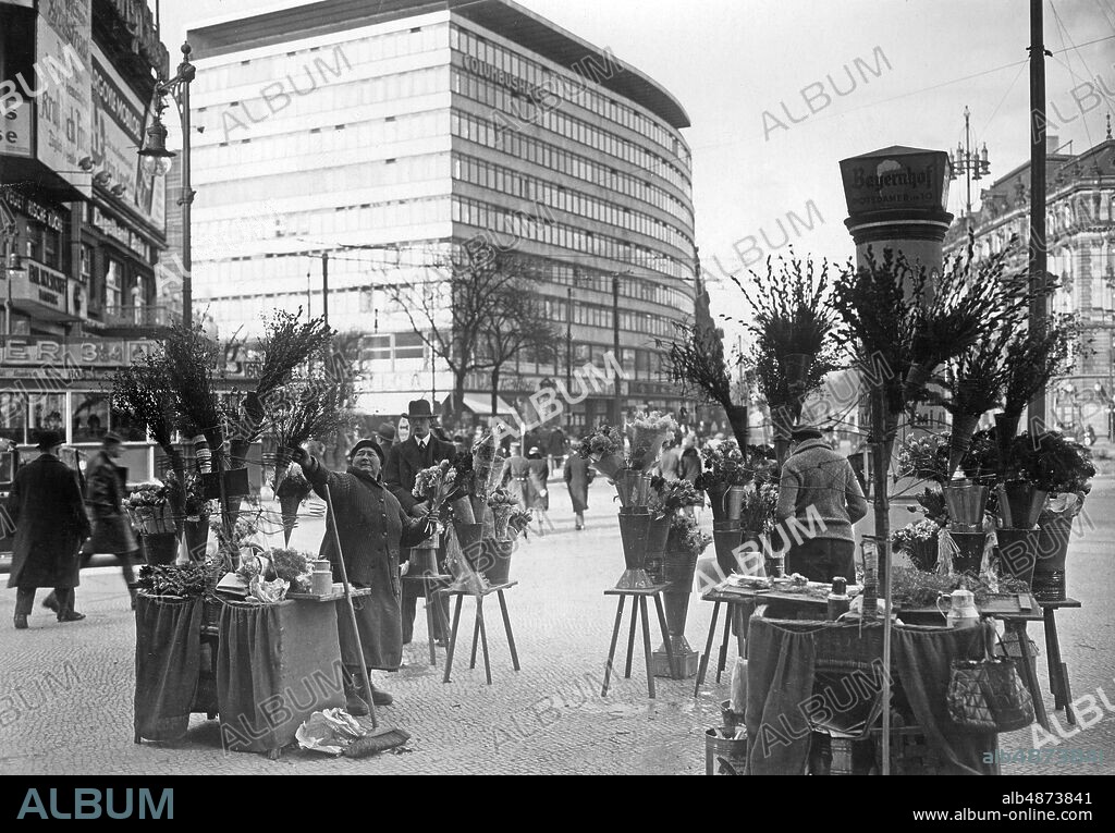 GERMANY BERLIN around 1930. Orig. caption ... SPRING AT POTSDAMER PLATZ. When the spring in Berlin only announces its appearance after a few sunny days, the whole colorful splendor of its flower children can already be admired in Potsdamer Platz. At the flower women in Potsdamer Platz, you can already see all the imaginable species of spring flowers on display, which offer a magnificent view. Photo: Keystone View Company / AB Text & Bilder / SVT / Code: 5600 Folder: Berlin Salutorg, Blomsterhandel G 39M Sales Exterior sites: BERLIN; GERMANY PhotoDate: 193? - ?? - ??.