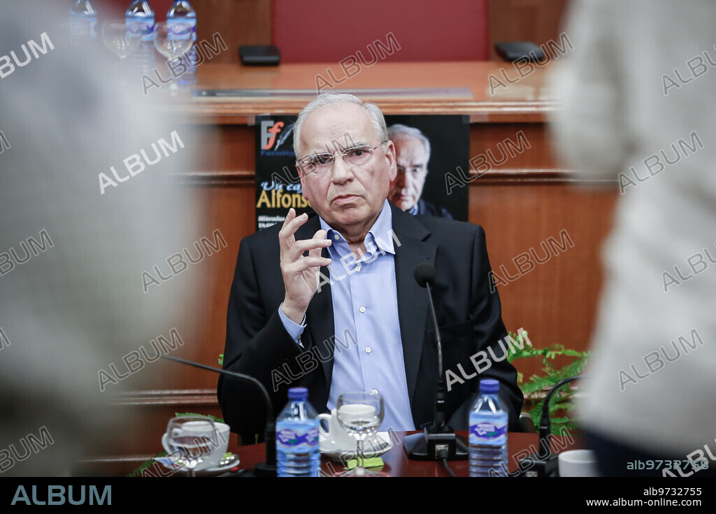 Sevilla, 12/02/2020. Alfonso Guerra participa en el acto «Al pie de la letra», en la Facultad de Filología, junto a Catalina Fuentes y Francisco José González. Foto: Vanessa Gómez. ARCHSEV.