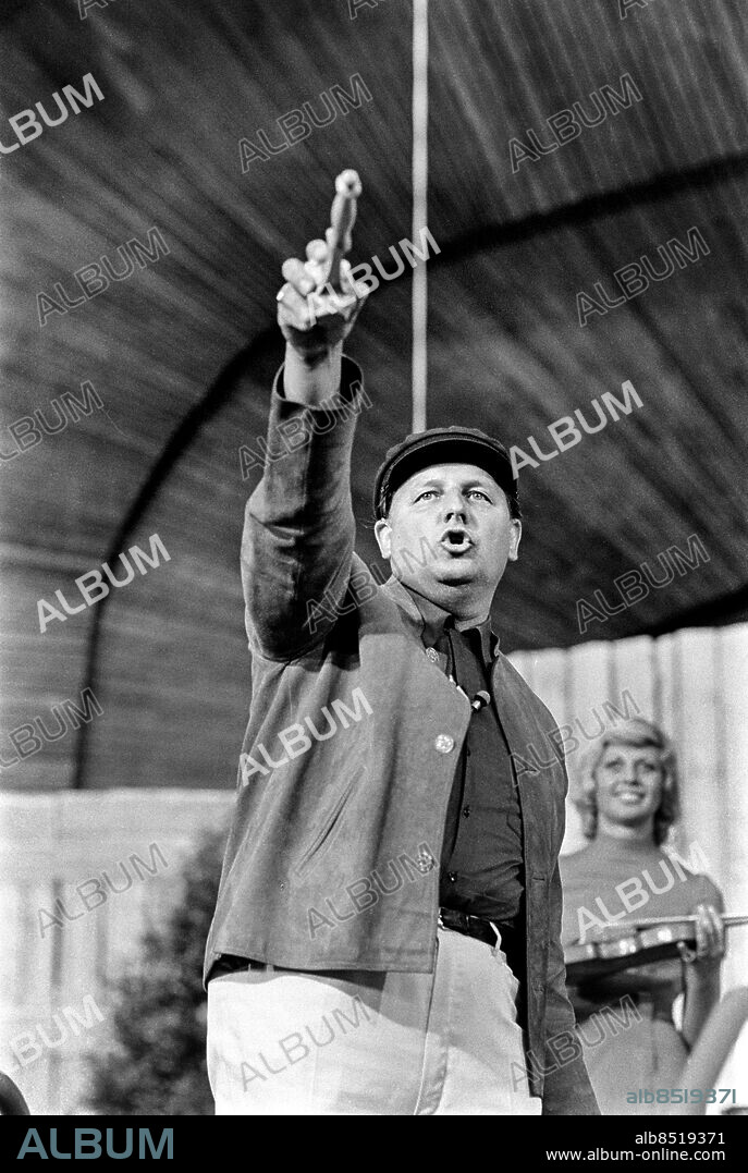 STOCKHOLM 1972-07-18.. AUKTION. TV-program från Skansen.. Sänt 1972-08-16.. Här ses Karl-Erik Eriksson, politiker och auktionsutropare, och en kvinna.. Foto: Bertil S-son Åberg / RiR / SVT / Kod: 5600. Reportage publ. i RiR 34/72 sid. 6-7, 47.. RiR 20581 sv/v neg.