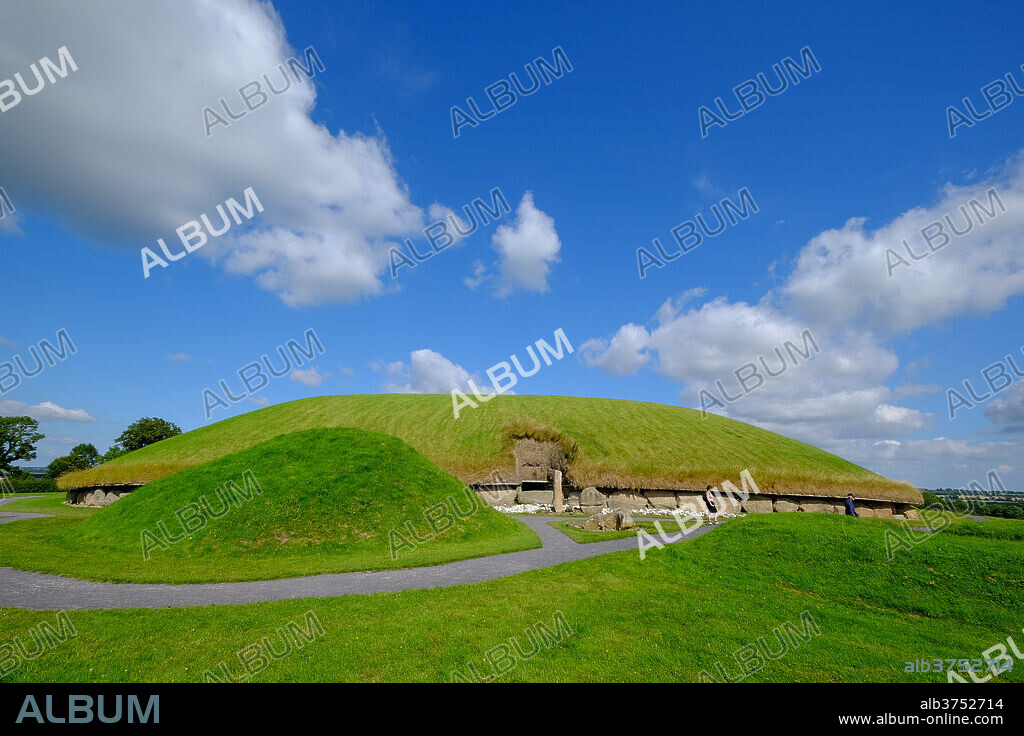 Knowth, a Neolithic passage grave, ancient monument, UNESCO World Heritage Site of the Bru na Boinne, Drogheda, County Louth, Leinster, Republic of Ireland, Europe.