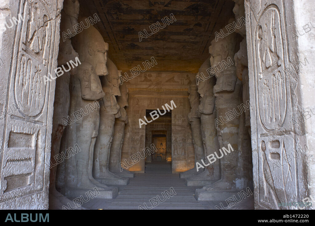 ARTE EGIPCIO. EGIPTO. TEMPLO MAYOR DE RAMSES II (1290-1224 a. C.). Templo funerario excavado en la roca. IMPERIO NUEVO. Vista del interior de la primera sala, con ocho estatuas de Ramses II con categoría de divinidad, tomando la forma de Osiris. ABU SIMBEL. Norte de Africa.