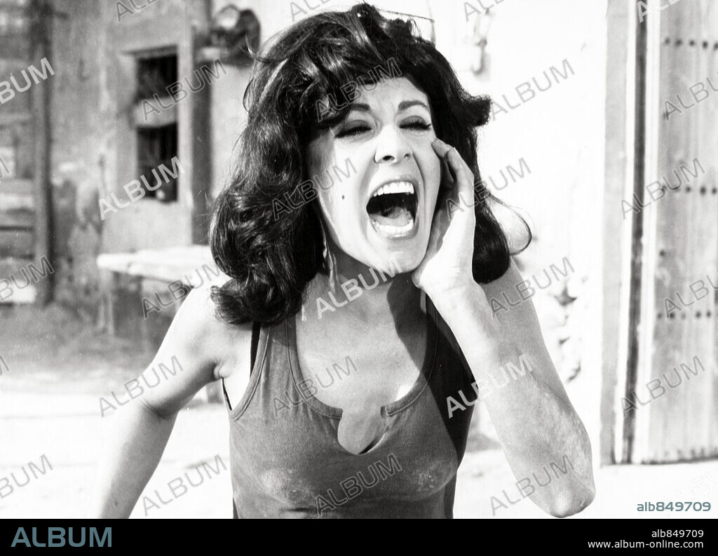 CONCHA VELASCO en LOS GALLOS DE LA MADRUGADA, 1971, dirigida por JOSE LUIS SAENZ DE HEREDIA. Copyright HIDALGO PRODUCCIONES CINEMATOGRAFICAS.