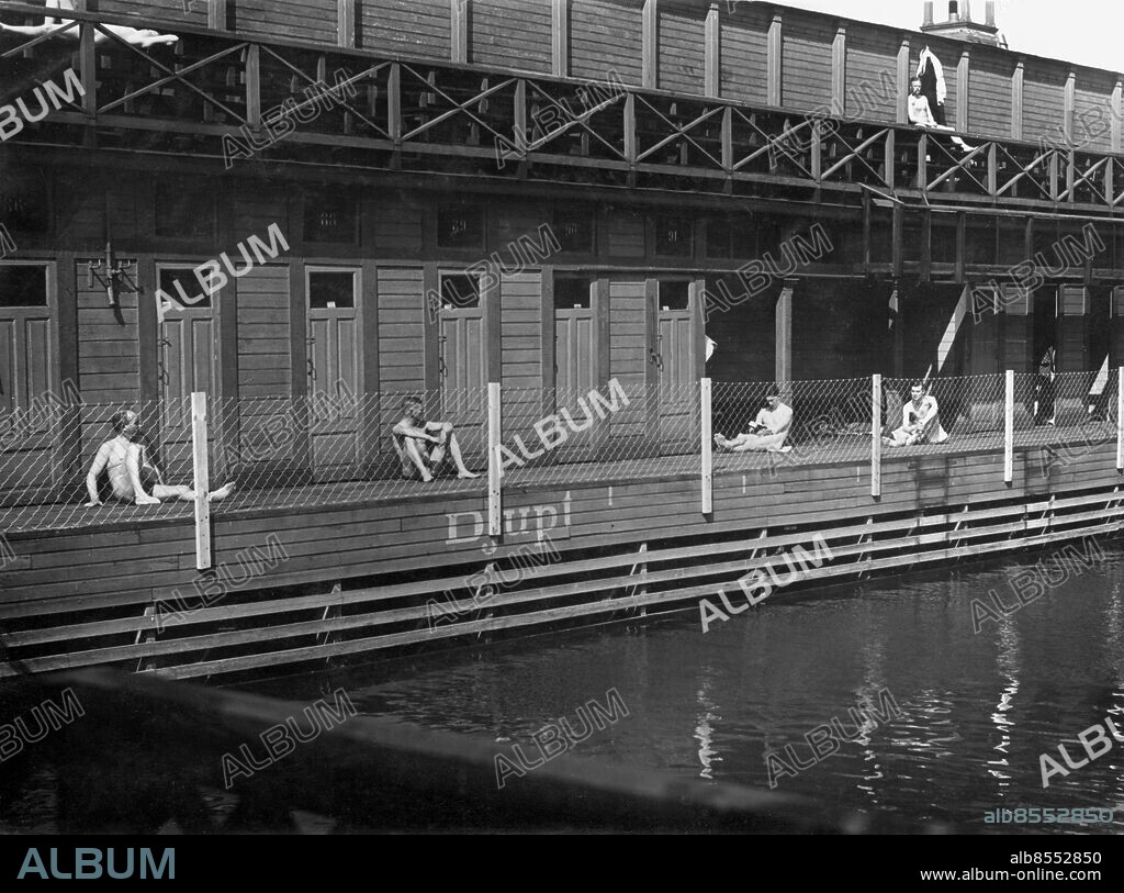 STOCKHOLM 1930-tal.. Utan bildtext. Not. Strömbadet är numera endast solbad Idag uppsattes ett stängsel runt bassängen Not. Strömbadet endast solbad i år. Anm. Strömbadet, Stockholms första friluftsbad från 1884, träbadhus med tinnar och torn i Riddarfjärden. Rivet 1936 efter tre års stängning. Djup Herrar Herravdelning Nakenbad Naket Sola Träbyggnader CD574 sites: SVERIGE;STOCKHOLM.