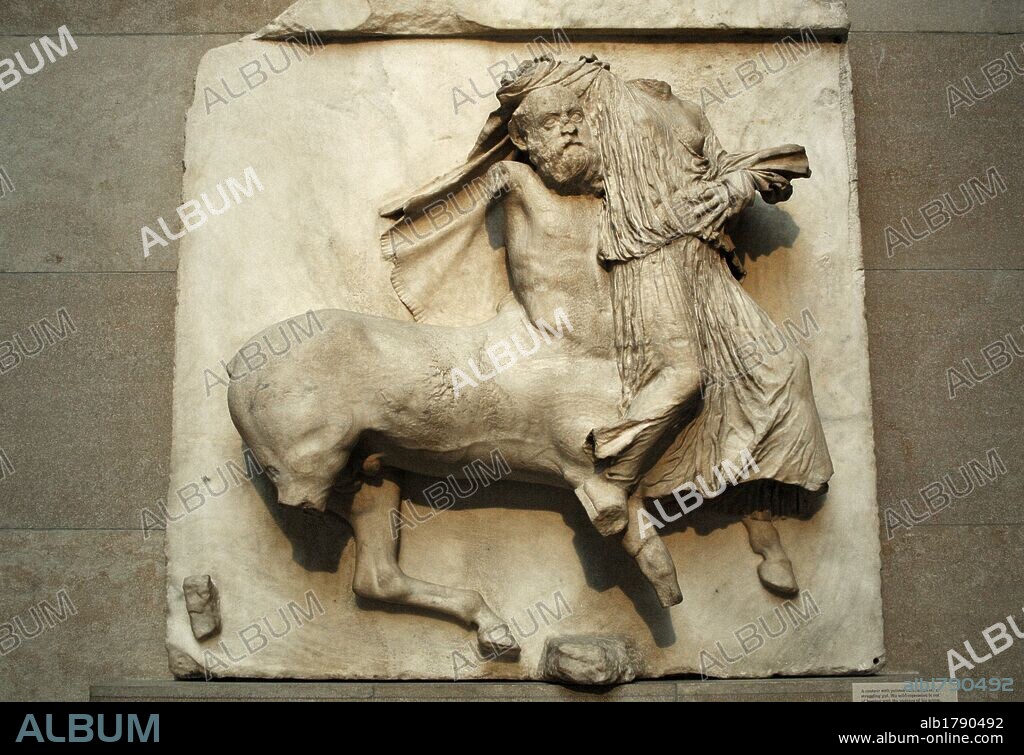 ARTE GRIEGO. METOPA DEL LADO SUR DEL PARTENON (s. V a. C.). CENTAURO SOSTENIENDO A UNA LUCHADORA VENCIDA. Metopa XXIX. Procede de la Acrópolis de Atenas. Museo Británico. Londres. Inglaterra. Reino Unido.