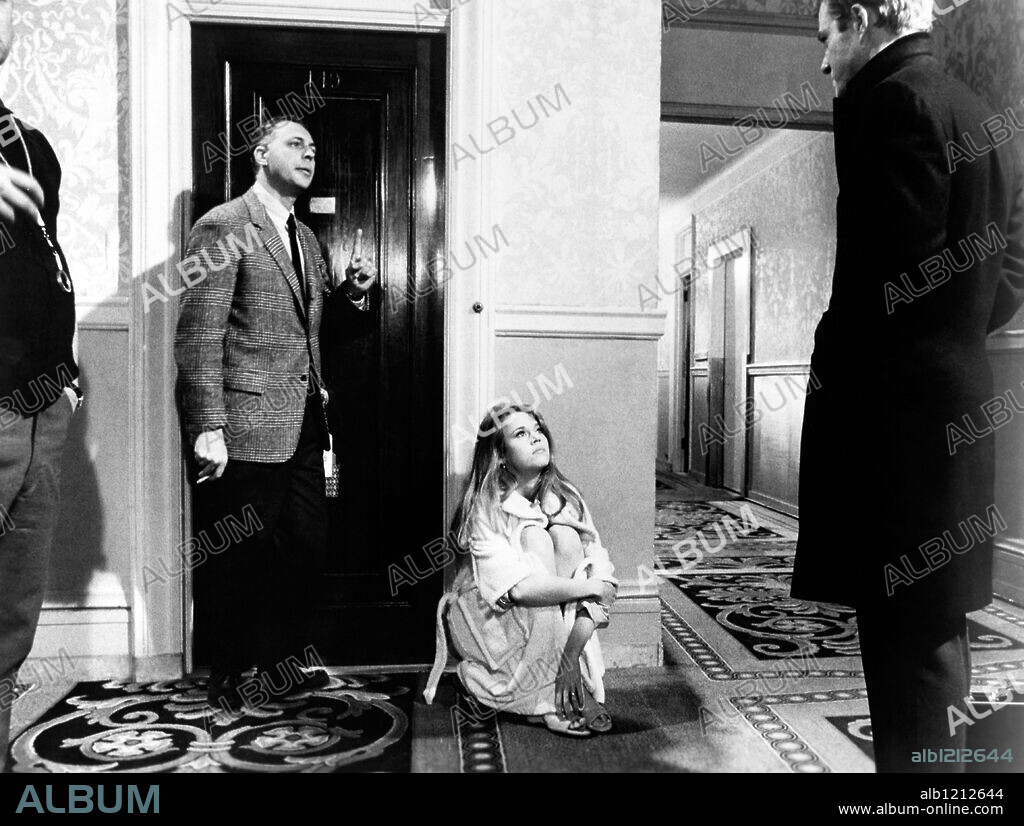 GENE SAKS, JANE FONDA and ROBERT REDFORD in BAREFOOT IN THE PARK, 1967, directed by GENE SAKS. Copyright PARAMOUNT PICTURES.