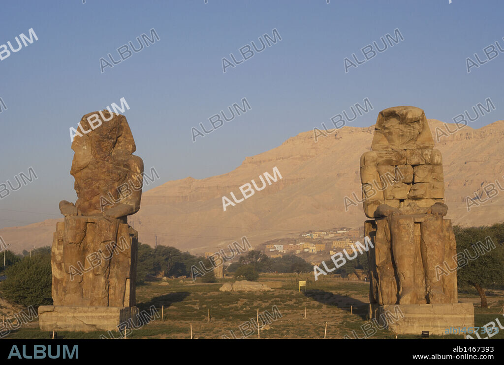 ARTE EGIPCIO. EGIPTO. COLOSOS DE MEMNON. Gigantescas esculturas que flanqueaban la entrada al templo funerario de Amenofis III, construido por el hijo de Haper, el arquitecto Amenofis. Tienen una altura de 16,6 m. Los dos representan al rey Amenofis III. MEDINET HABU. TEBAS. Egipto.