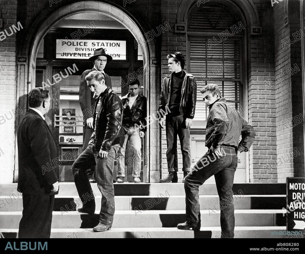 DENNIS HOPPER and JAMES DEAN in REBEL WITHOUT A CAUSE, 1955, directed by NICHOLAS RAY. Copyright WARNER BROTHERS.