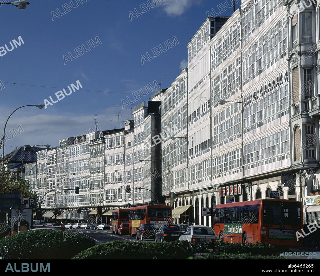 PASEO DE LOS CANTONES CON CICULACION Y CASAS CON GALERIAS TIPICAS - FOTO AÑOS 90.