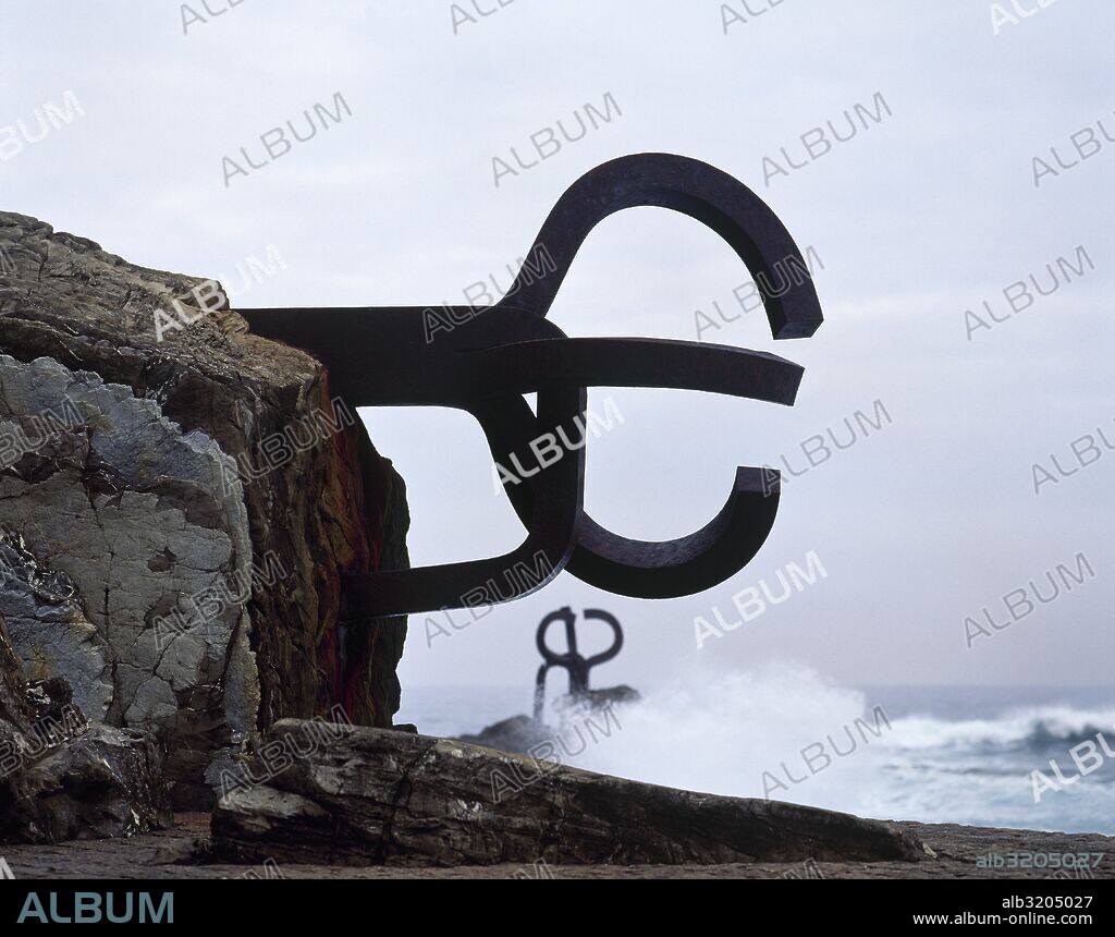 EDUARDO CHILLIDA. ARTE SIGLO XX. ESPAÑA. CHILLIDA, Eduardo (San Sebastián,1924-San Sebastián, 2002). Escultor vasco. "PEINE DE LOS VIENTOS" (1971). Escultura construida en hierro que se encuentra situada a la orilla del mar, en el Paseo de Ondarreta. SAN SEBASTIAN (DONOSTIA). Provincia de Guipúzcoa. País Vasco.