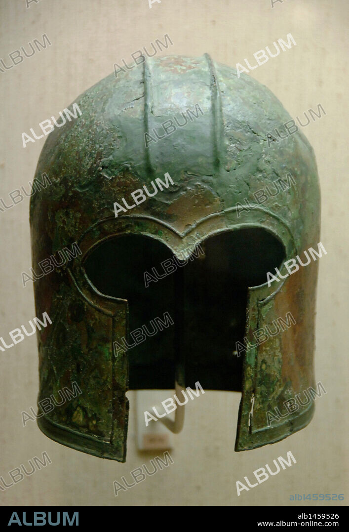 ARTE GRIEGO. YELMO o CASCO DE BRONCE arcaico de tipo corintio. Fechado hacia 700-675 a. C. Museo de Arte Cicládico y Griego Antiguo. Atenas. Grecia.