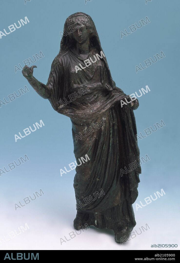 DAMA VELADA DE BRONCE PROCEDENTE DEL CERRO DEL CALVARIO. EXVOTO FEMENINO. ROMANO ESCULTURA. (DEPOSITO: MUSEO NACIONAL AARQUEOLOGICO REGIONAL DE MERIDA).
