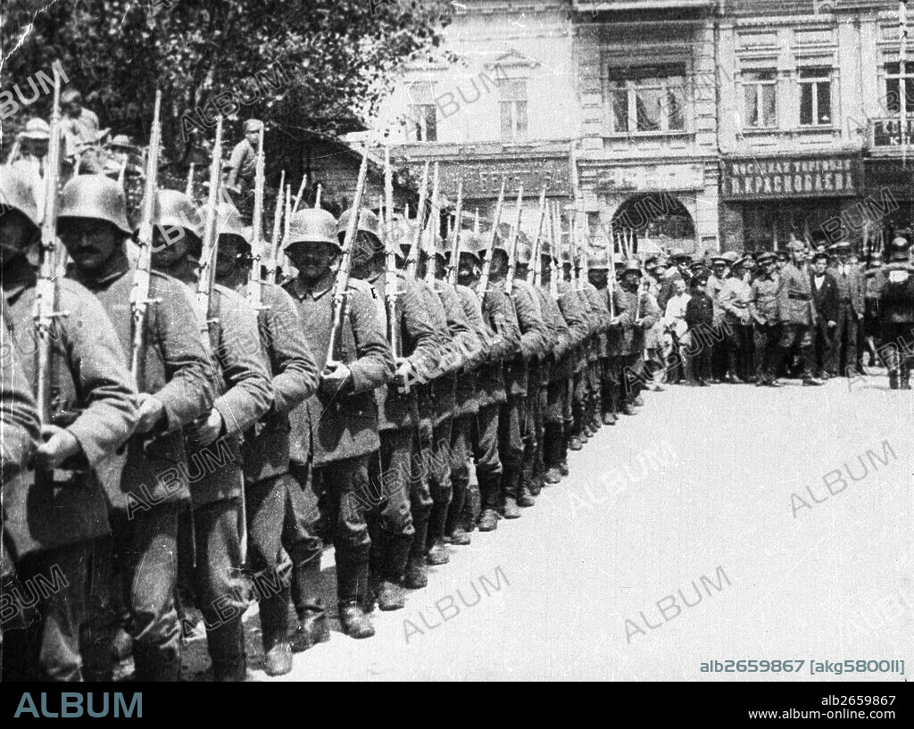 Soviet Republic / Civil War 1918-21. Intervention in the Ukraine to support the Ukrainian People's Republic against the Bolshevik Red Army, March-May 1918:-German troops in Kiev, after entering the Ukraine in March 1918.-Photo.