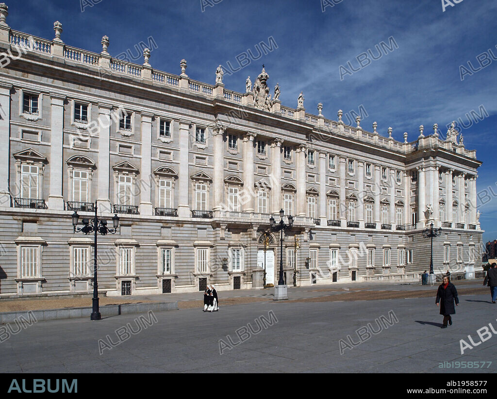 MADRID. Vista de la FACHADA del PALACIO REAL construido entre los años 1738 y 1760 por orden de Felipe V por el arquitecto Giambattista SACCHETTI. El edificio es de planta cuadrada con un gran patio central y torreones en los ángulos y los centros. España. PATRIMONIO NACIONAL.