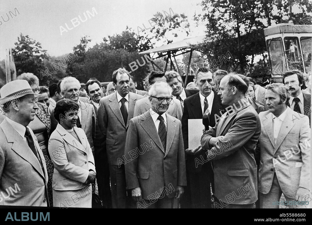 Honecker, Erich Generalsekretär des ZK der SED, Staatsratsvorsitzender der DDR, (25.8.1912-29.5.1994). - Landwirtschaftsausstellung (agra 78). in Leipzig: Honecker (Mitte) während eines Rundgangs, im Gespräch mit einem Mitglied der LPG-Pflanzenproduktion Bismarck (Bez. Magdeburg).- Foto, 1978.
