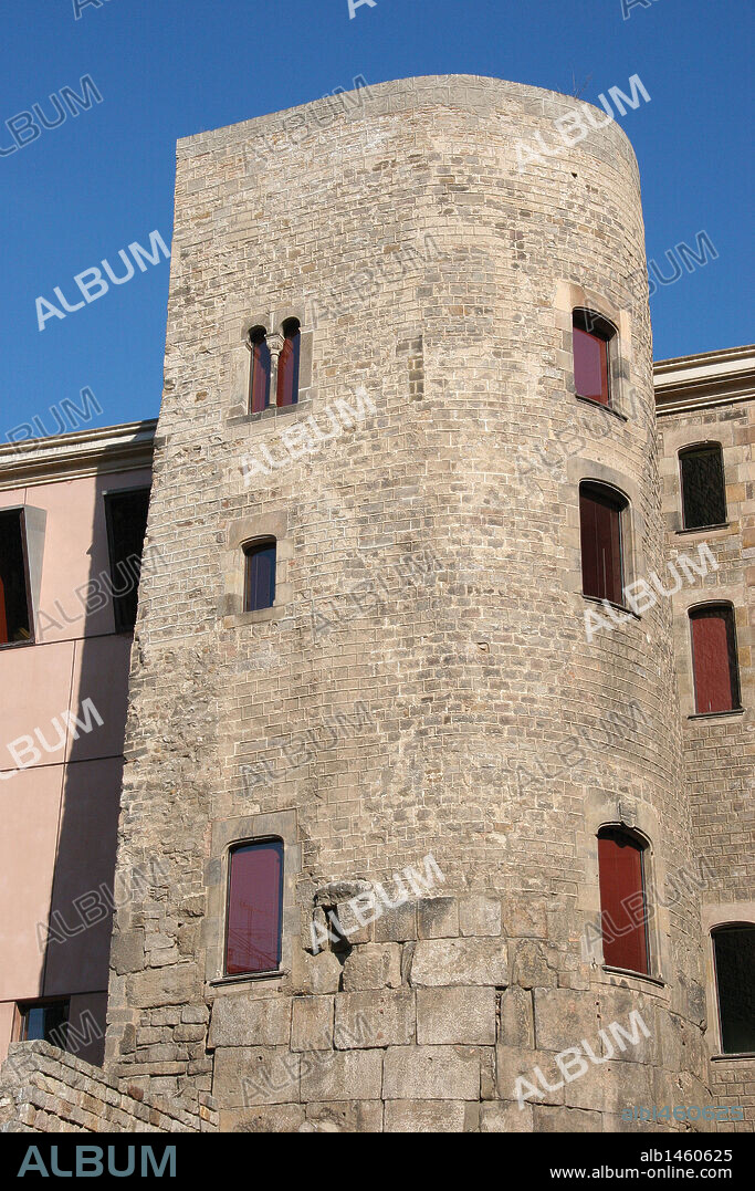 ARTE ROMANO. ESPAÑA. "PUERTA PRAETORIA" actual "Portal del Bisbe", antigua puerta de acceso a la colonia romana "Iulia Augusta Faventia Paterna Barcino". La parte superior de la construcción data de época medieval, siglo XII. Plaza Nueva. Barcelona. Cataluña.
