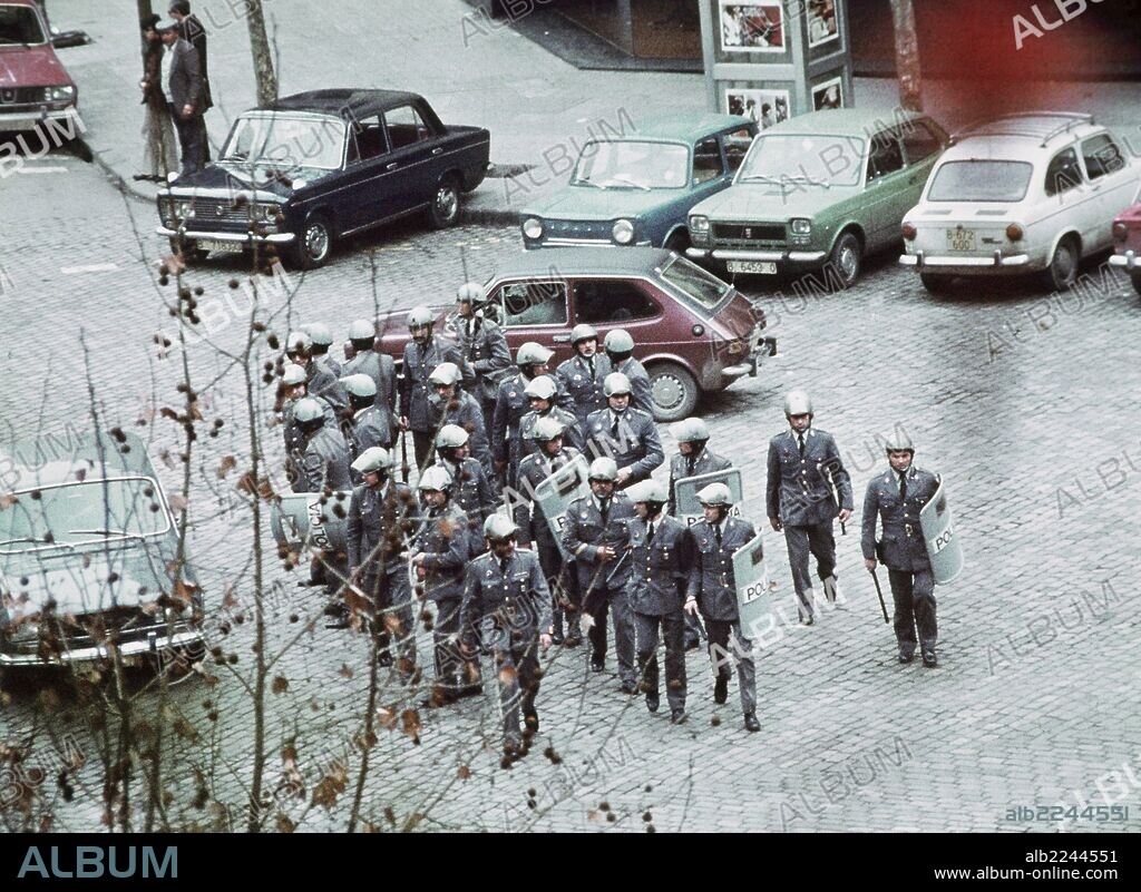 Efectivos de la Policía Armada actuando en una calle de Barcelona durante las manifestaciones que tuvieron lugar en FEBRERO DE 1976. Cataluña.